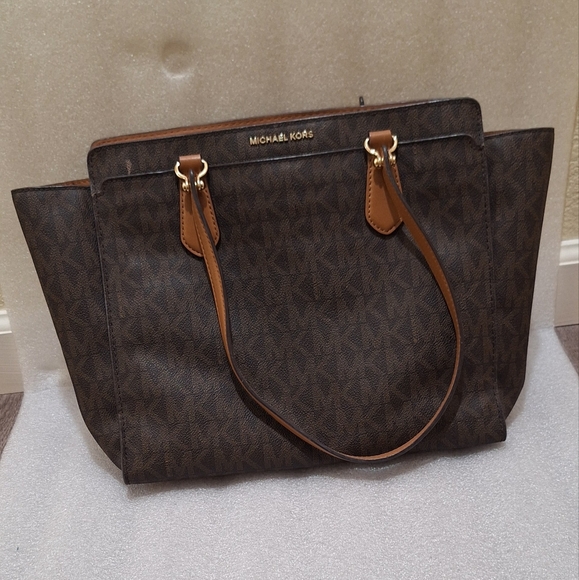 Michael Kors Handbags - Michael Kors Brown Dee Dee Larg Signature Convertable Tote